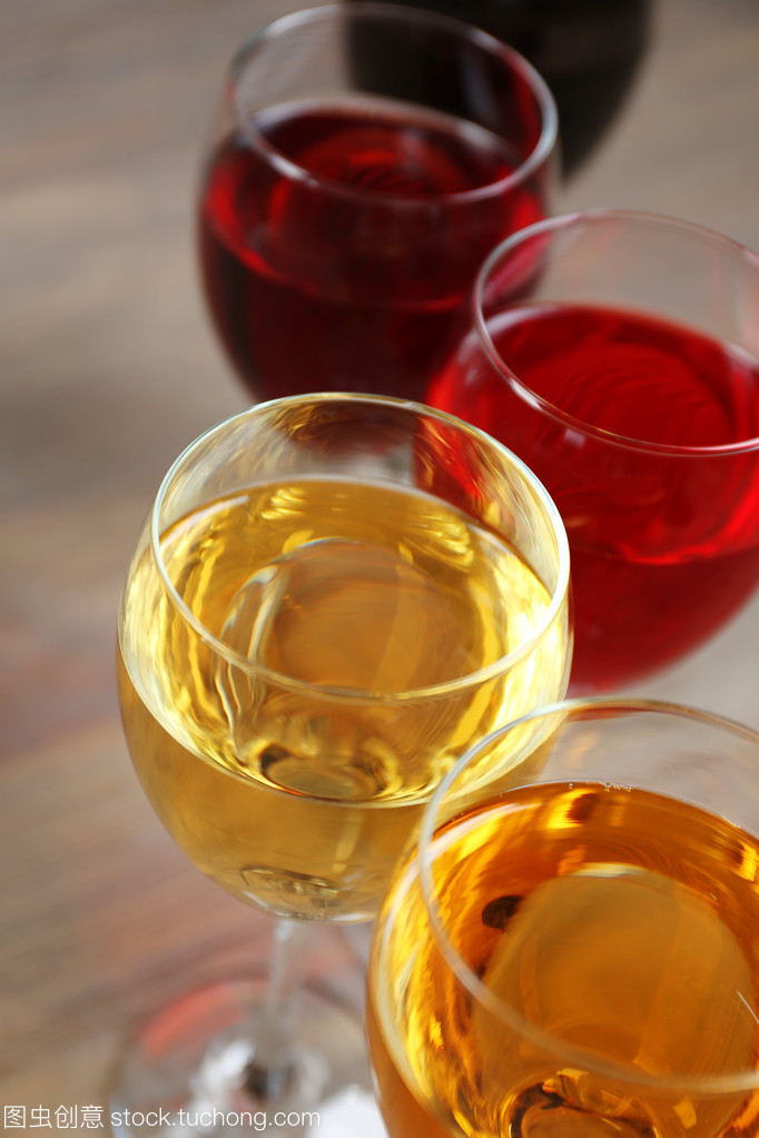 色彩之魅 葡萄酒杯、饮料与茶叶中的色彩艺术