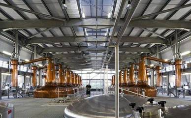 辞去“铁饭碗”三次创业，他深耕白酒年产三千吨